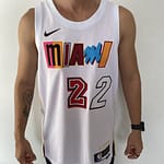 Camiseta Regata Basquete NBA Swingman Miami Heat Butler 22 City Edition Branca Colorida 2023 Nike