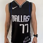 Camiseta Regata NBA Swingman Dallas Mavericks Luka Doncic 77 - Novato do Ano - 2046 - Select Series Rookie Of The Year - Preta Nike