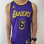 Camiseta Regata Basquete NBA Swingman Los Angeles Lakers LeBron James 6 Statement Edition Roxa 2023 Jordan