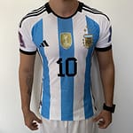 Camisa Seleção Argentina Home - Campeão Mundial - (2) Patch Copa do Mundo Catar - 3 Estrelas - Messi 10 - 2023 Adidas - Versão Jogador