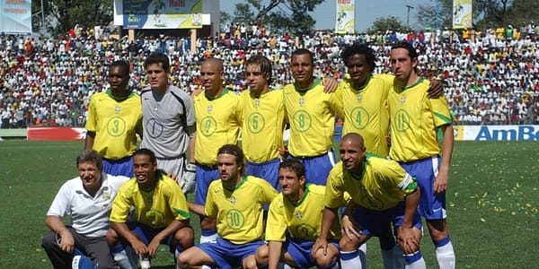 Camisa Retrô Clássica Seleção Brasileira Brasil – Nike – Ronaldinho 10 – Amarela – 2004 – Total 90 - Imagem 22