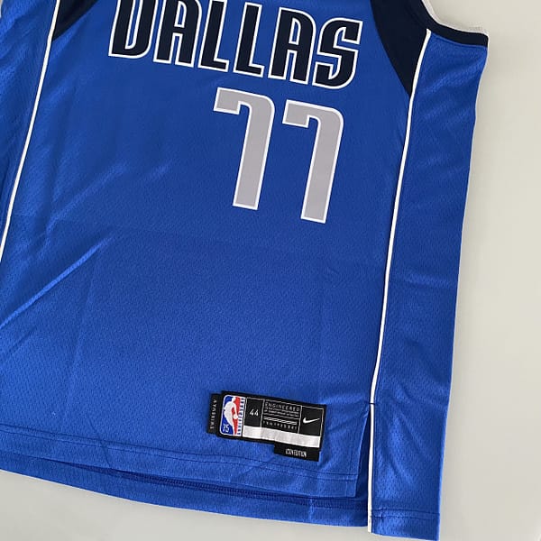 Camiseta Regata NBA Swingman Dallas Mavericks Luka Doncic 77 Icon Edition Azul 2022 Nike - Imagem 2