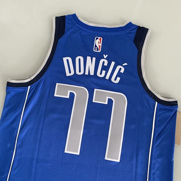 Camiseta Regata NBA Swingman Dallas Mavericks Luka Doncic 77 Icon Edition Azul 2022 Nike - Imagem 3