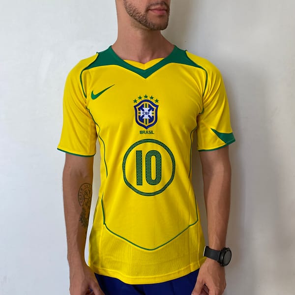 Camisa Retrô Clássica Seleção Brasileira Brasil – Nike – Ronaldinho 10 – Amarela – 2004 – Total 90 - Imagem 2