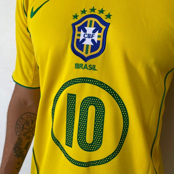 Camisa Retrô Clássica Seleção Brasileira Brasil – Nike – Ronaldinho 10 – Amarela – 2004 – Total 90 - Imagem 6