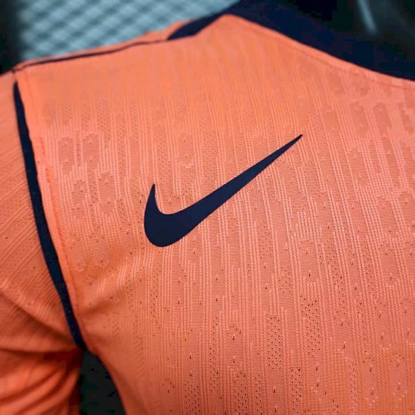 Camisa Barcelona Third Versão Jogador 2025/2026 - Nike - Edição Total 90 - Laranja - Imagem 3