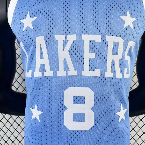Camiseta Regata NBA Los Angeles Lakers 8 Kobe Bryant Mitchell & Ness Powder Blue Hardwood 2004/05 - Imagem 2